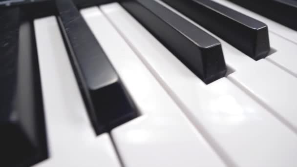Μουσικό Πληκτρολόγιο Κουκλίτσα Κλειδιά Πιάνου Ασπρόμαυρα Θέα Από Ψηλά — Αρχείο Βίντεο
