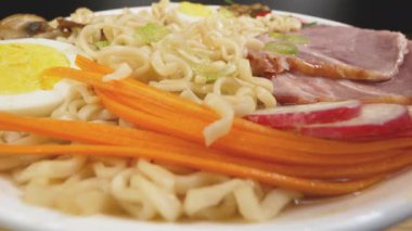 Çubuklarla çorba içiyorum. Geleneksel Ramen Japon çorbası, yakın plan.