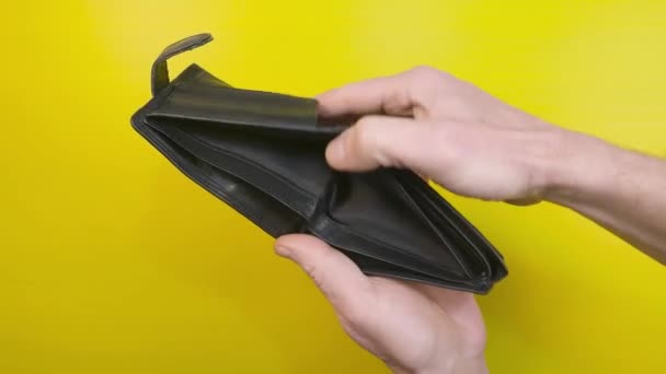 Prázdná Bankovka Osoba Otevře Černou Koženou Peněženku Bez Peněz Pohled — Stock video