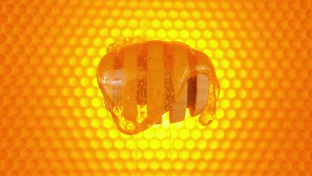 Frischer Honig Fließt Über Holzlöffel Helle Bienenwaben Auf Hintergrund — Stockvideo