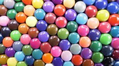 Renkli kalemlerin arkası. Çizim için birçok renkli kalem