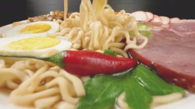 Ramen. Orijinal geleneksel erişte çorbası. Yemek çubuklarıyla yemek, yakın çekim manzarası.
