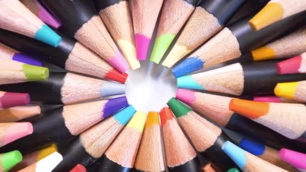 描画のためのカラフルな鉛筆 木の着色された鉛筆コアのクローズアップ — ストック動画