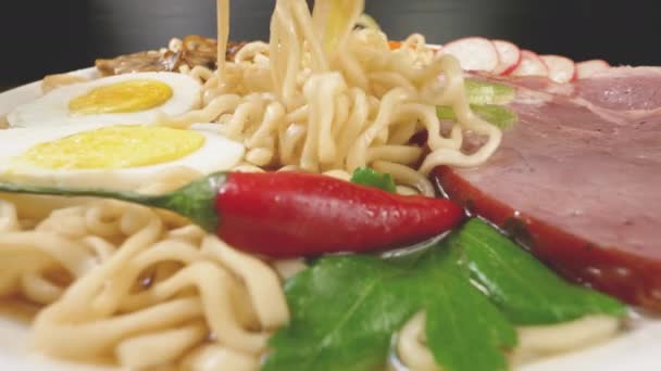 Ramen Orijinal Geleneksel Erişte Çorbası Yemek Çubuklarıyla Yemek Yakın Çekim — Stok video