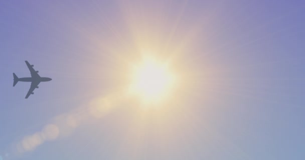 Gökyüzünde Bir Uçak Jet Uçakları Parlak Güneşin Önünde Mavi Bir — Stok video