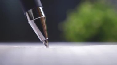 İş adamı kontrat imzalıyor. Tükenmez kalemi kapat.