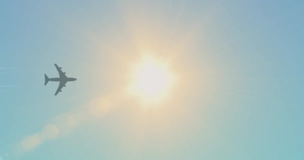 飛行機は明るい太陽の下で澄んだ空を飛んでいる フライトの最新機底 — ストック動画