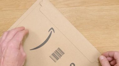 Sacramento, ABD, 19 Ocak 2024: Amazon karton zarfları soyuluyor. Bir kuryeden bir zarf açılıyor.