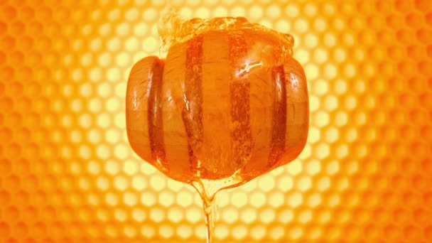 Včelí Med Tekoucí Nalévající Dřevěnou Lžíci Jasným Voštinovým Hřebenem Pozadí — Stock video