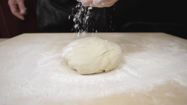 Ręce Młodego Człowieka Wytaczają Ciasto Drewnianej Desce Ciasta Ciasto Mąki — Wideo stockowe
