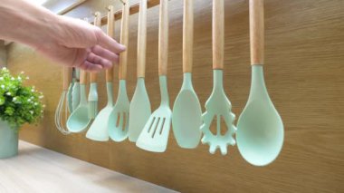 Yemek pişirmek için mutfak aletleri. Mans el bir mutfak kaşığı alır