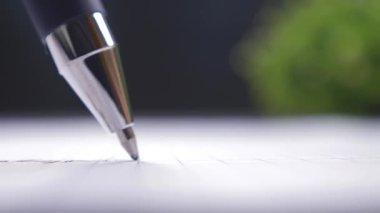 Kalemle belge imzalıyorum. Tükenmez kalem, aşırı yakın çekim görüntüsü