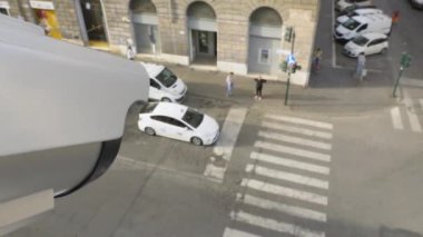 Sokakta faaliyet gösteren kapalı devre güvenlik kamerası. Büyük bir şehrin kavşağındaki güvenlik kamerası, yüksek açı manzaralı.