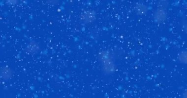 Kar taneleri parlak konfeti ve parlayan yıldızlarla örtüşüyor. Kusursuz bir şekilde yeni yıl kar arka planı mavi renkli bir krom anahtara izole edilmiş.