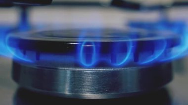 Mutfak sobası, gaz ocağı, yakın çekim. Doğal ya da propan gazı ateşlemesi
