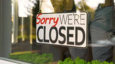 Üzgünüm, dükkan vitrininde asılı duruyoruz.