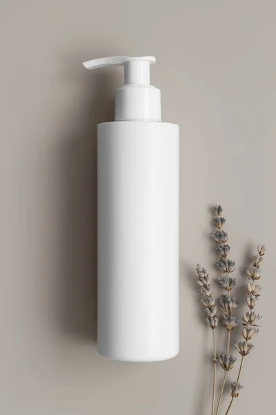 Beyaz Kozmetik Şampuan Şişesi Bej Arka Planda Lavanta Rengi Bir Telifsiz Stok Imajlar