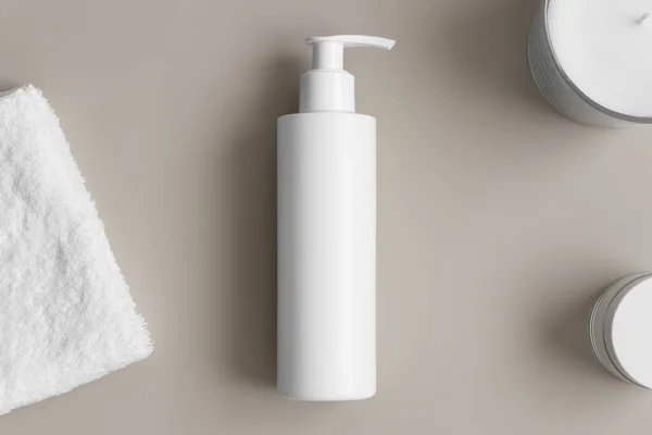 Beyaz Kozmetik Şampuan Şişesi Bej Masasında Havlu Var Stok Fotoğraf