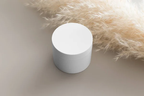 Weiße Kosmetik Cremeglas Attrappe Mit Pampas Auf Dem Beigen Tisch — Stockfoto