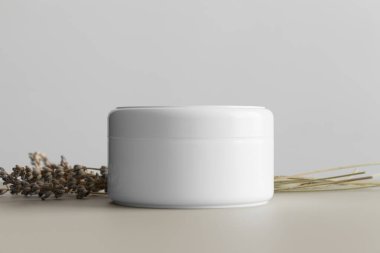 Beyaz kozmetik krem kavanozu. Bej masasında lavanta var..