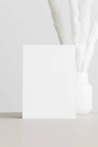 White Invitation Card Mockup Pampas Decoration Beige Table 5X7 Ratio Fotos De Bancos De Imagens Sem Royalties