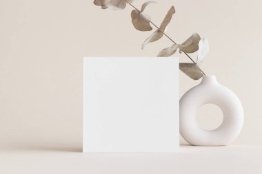 Yumuşak sarı arka planda okaliptüs süslemeli kare davetiye modeli. 5x7 oranı, A6, A5 'e benziyor..