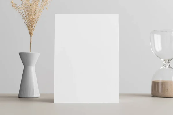 Mockup Cartão Convite Branco Com Uma Flor Seca Mesa Bege — Fotografia de Stock