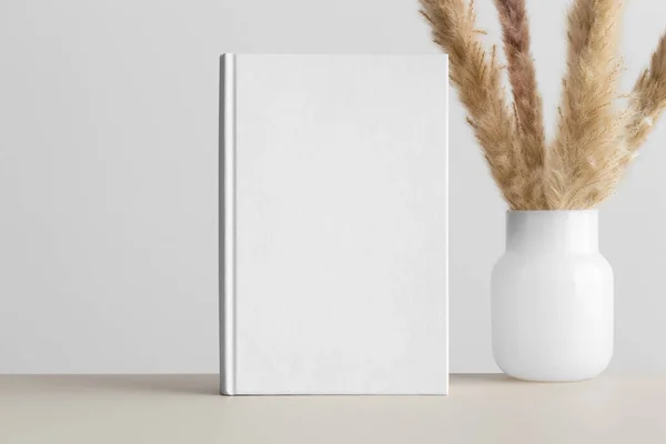 Mockup Livro Branco Com Uma Decoração Pampas Mesa Bege — Fotografia de Stock