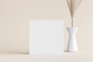 Yumuşak sarı arkaplanda pampa desenli kare davetiye maketi.