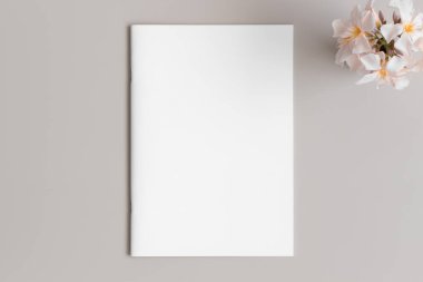 Bej masasında bir Lyander olan dergi modeli..