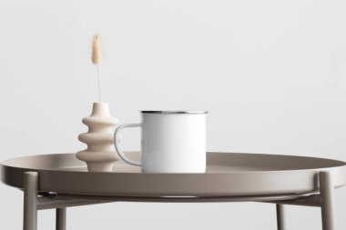 Bej masasında lagurus süslemesi olan Enamel kupası..