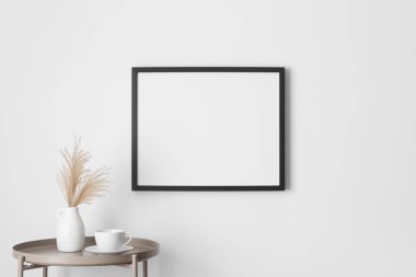 Duvarda pampa desenli siyah çerçeve..