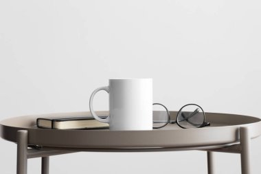 Bej masa üzerinde çalışma alanı aksesuarları olan beyaz kupa modeli.