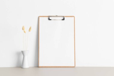 Bej masasında lagurusu olan tahta pano modeli..