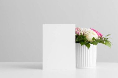 Çiçek aranjmanlı düğün masası kartı modeli..