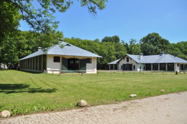 Beyaz ve grafit modern binalar otlaklı atlar için ahırlar