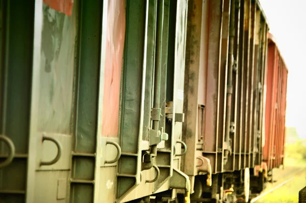 Barevné Nákladní Vagóny Detailní Záběr Kovových Vagónů Obchvat — Stock fotografie