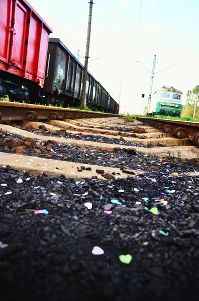 Železniční Trať Pokrytá Konfety Barevnými Srdci Levé Straně Barevné Nákladní — Stock fotografie