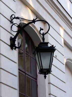 Varşova Polonya caddesindeki sokak lambası Avrupa renkli binalar