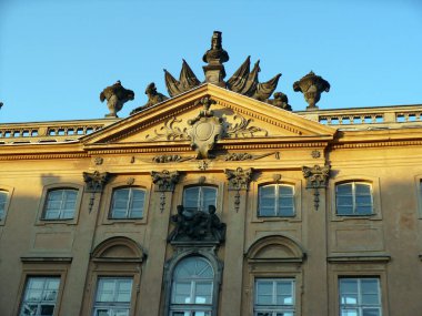 Varşova 'nın eski bir kasabasındaki dekoratif bina. Güneşle aydınlatılmış süsler.