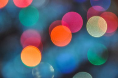 Yılbaşı ışıklarının renkli bokeh ışıkları