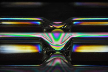 Renkli bir gökkuşağı kum saati siyah bir arkaplan ile zamanı ölçüyor