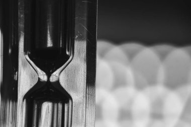 Siyah-beyaz kum saati, akan kumla ölçme zamanı.