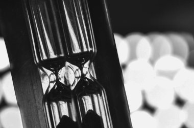 Siyah-beyaz kum saati, akan kumla ölçme zamanı.