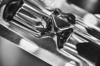 Siyah-beyaz kum saati, akan kumla ölçme zamanı.