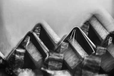 Siyah ve beyaz soyutlamalarla simetrik satırlarda sıralanmış dikiş çivilerinin yakın çekim makrosu