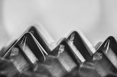 Siyah ve beyaz soyutlamalarla simetrik satırlarda sıralanmış dikiş çivilerinin yakın çekim makrosu