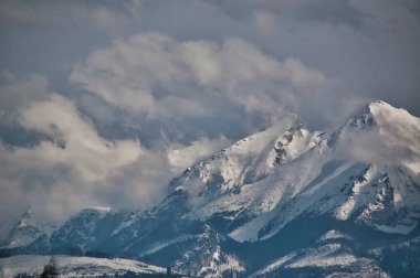 Tatra Dağları 'nda karla kaplı dağ zirveleri