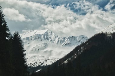 Tatra Dağları 'nda karla kaplı dağ zirveleri