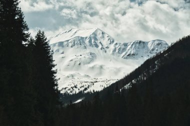 Tatra Dağları 'nda karla kaplı dağ zirveleri
